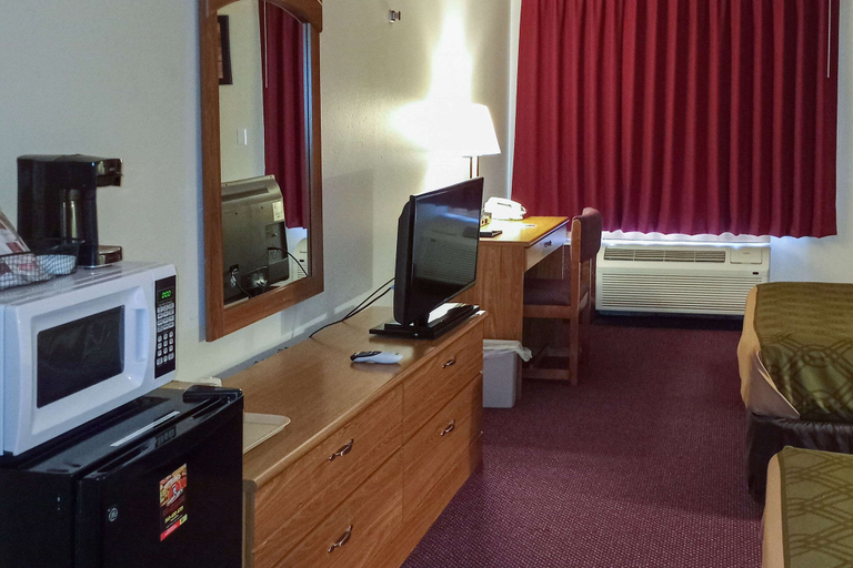Bedroom 3, Econo Lodge Maquoketa, Jackson