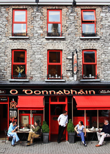 Exterior & Views, O'Donnabhain's