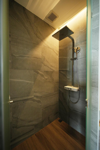 Bathroom 19