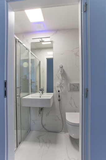 Bathroom 3, River View Residence by Charles Bridge, Praha 1