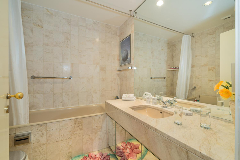 Bathroom 3, ARC de TRIOMPHE - FOCH PALACE with AC, Paris