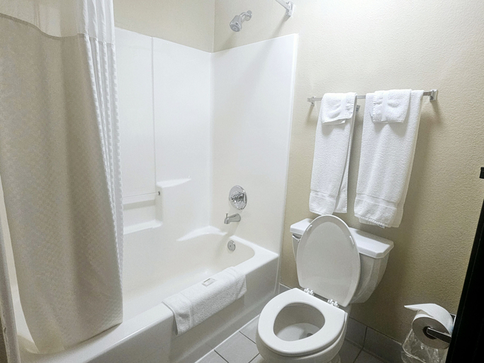 Bathroom 4, Baymont by Wyndham Rolla, Phelps
