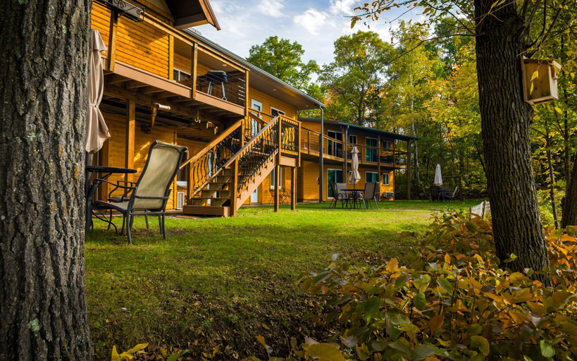 Exterior view 2, Curriers Lakeview Lodge, Barron