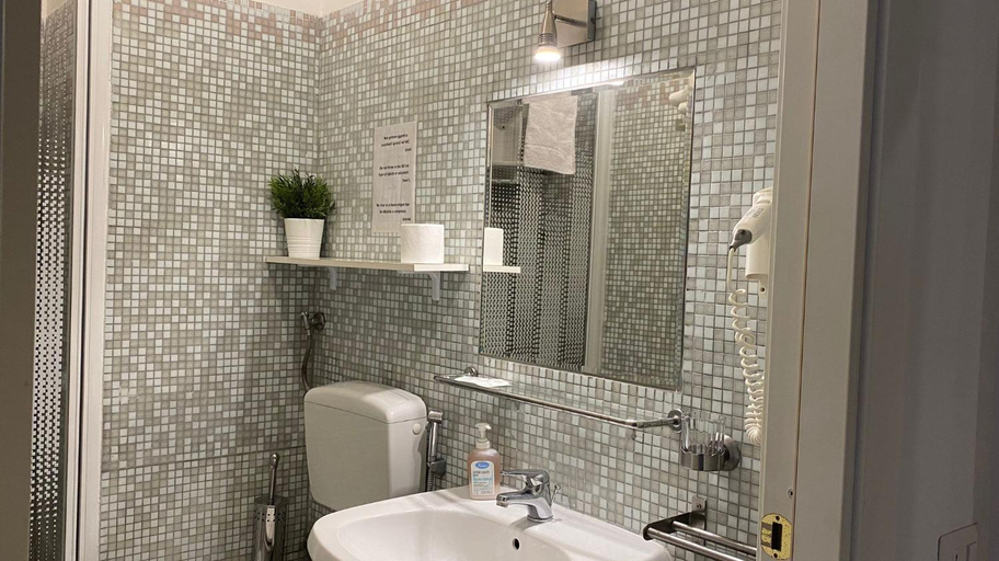 Bathroom 3, Sole E Luna, Rome