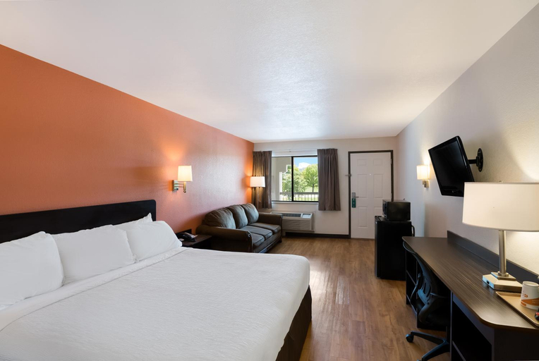 Bedroom 3, Motel 6 Junction, Kimble