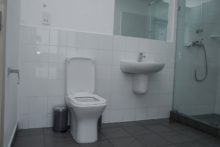 Bathroom 3, Modern and stylish 2 bedroom apartment, Accra