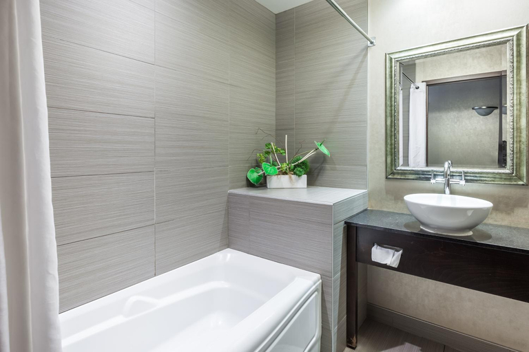 Bathroom 3, Hotel Ambassadeur et Suites, Communauté-Urbaine-de-Québec