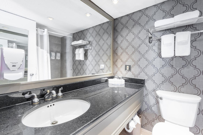Bathroom 4, Hotel Le Concorde Quebec, Communauté-Urbaine-de-Québec