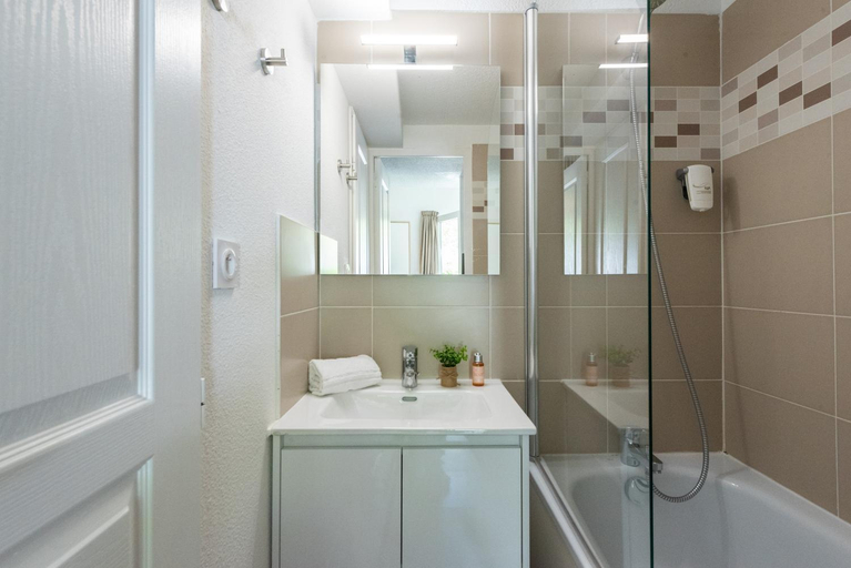 Bathroom 3, Comfort Aparthotel Mandelieu la Napoule Village, Alpes-Maritimes