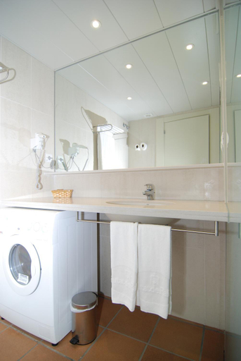 Bathroom 4, Aparthotel Ciutat de Palol, Girona