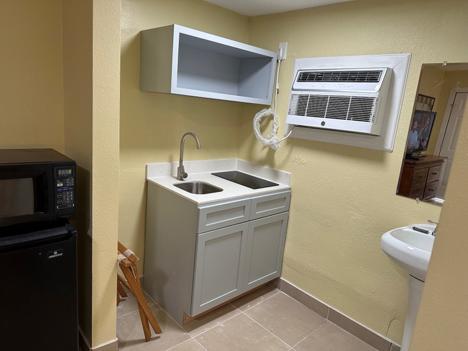 Others 5, Royal Inn, Karnes