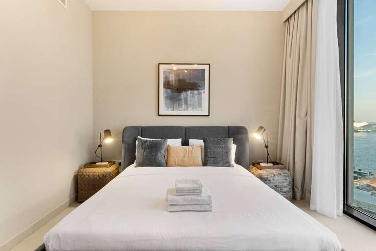 Room 3, Bright 2BR in top Creek Rise Tower, Dubai
