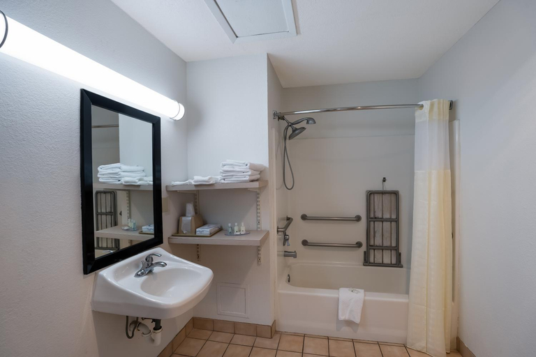 Bathroom 4, Quality Inn & Suites Junction, Kimble