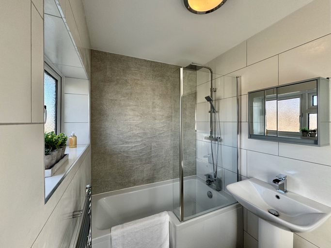 Bathroom 3, Sandringham House Serene Escape Cottage, Lincolnshire
