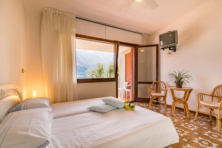 Bedroom 2, Hotel Riviera Panoramic Green Resort, Brescia