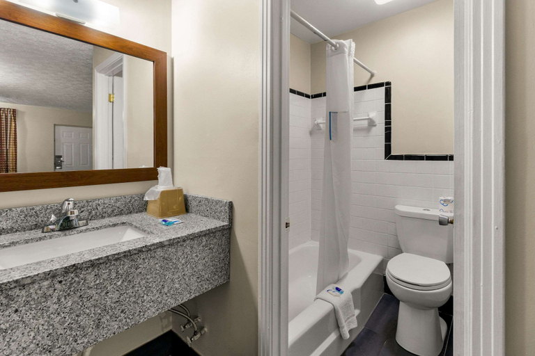 Bathroom 4, Rodeway Inn Dickson, Dickson