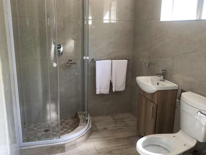 Bathroom 3, Kafusi Lodge, Hwange
