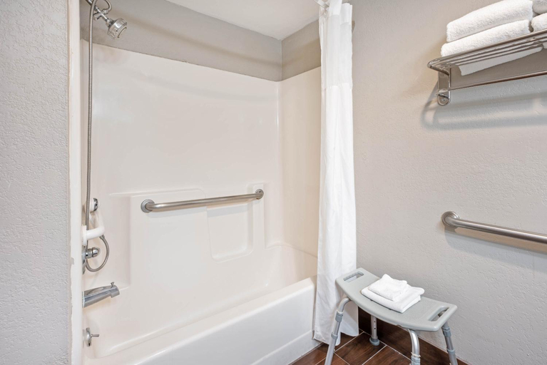 Bathroom 4, La Quinta Inn by Wyndham Caldwell, Canyon