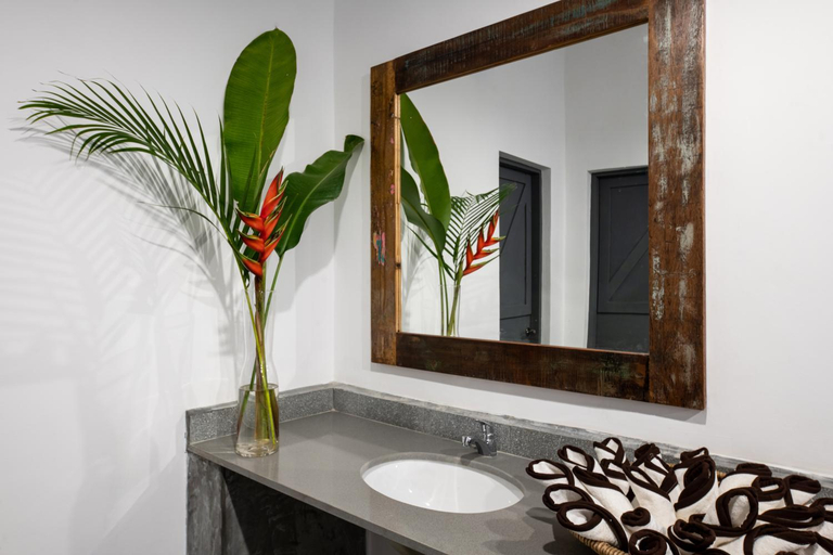 Bathroom 4, Casa del Mar Hotel, Kusini
