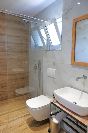 Bathroom 3, Summer Point Hotel, Sarandës
