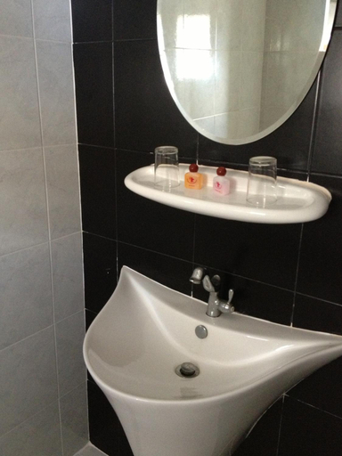 Bathroom 3, Fong Kaew and Baan Nang Fa Guesthouse, Pulau Phuket
