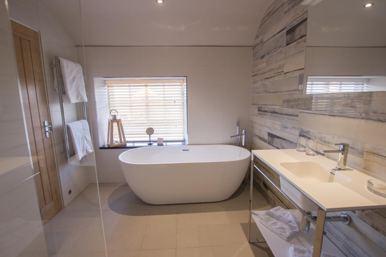 Bathroom 2, The Peacock at Barlow, Derbyshire