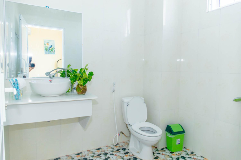 Bathroom 5, Song Huong Hotel, Phan Thiết