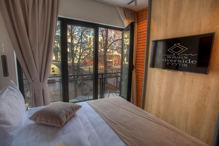 Others 4, Solun's Riverside Rooms