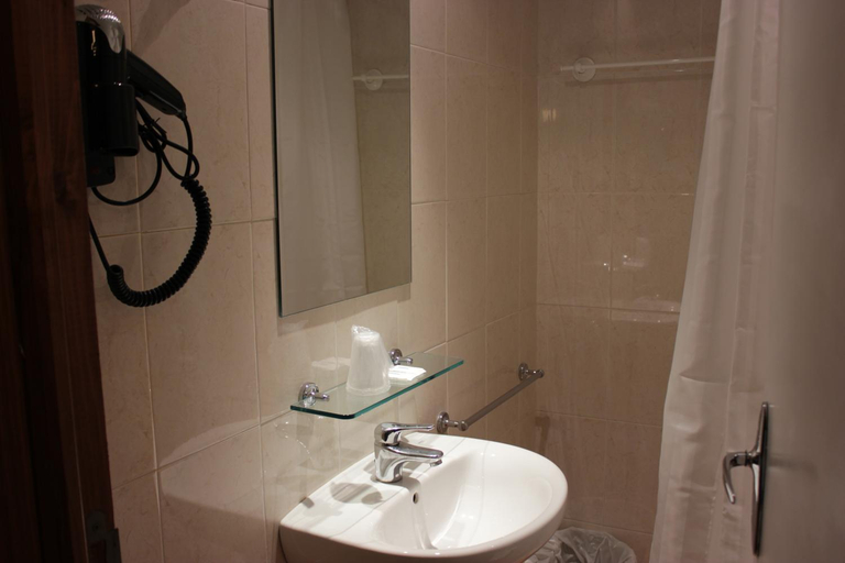 Bathroom 4, Hotel Merino, Pyrénées-Orientales