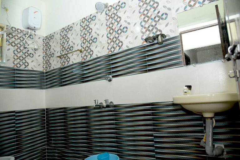 Bathroom, Hotel Aradhya Inn Deralakatte, Dakshina Kannada