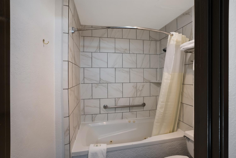Bathroom 4, Motel 6 Junction, Kimble