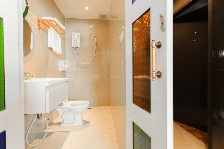 Bathroom 4, Cloud Nine Lodge, Ratchathewi
