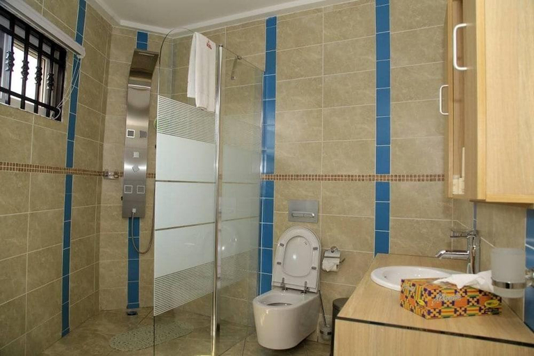Bathroom 2, Bays Luxury Lodge, Tema