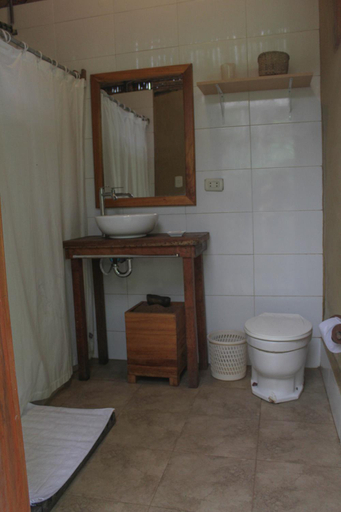 Bathroom 2, Chirapa Manta Amazon Lodge, Lamas