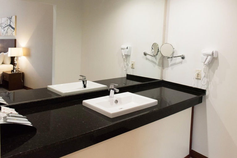 Bathroom 5, Ramada by Wyndham Princess Paramaribo, Rainville
