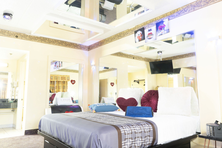 Bedroom 3, Luxe Inn and Suites, Cook
