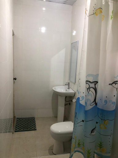 Bathroom 4, Nana Adu's Guesthouse, New Juaben