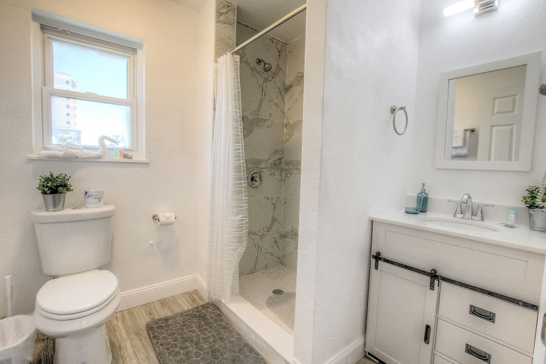 Bathroom 3, Daytona Shores Inn & Suites, Volusia