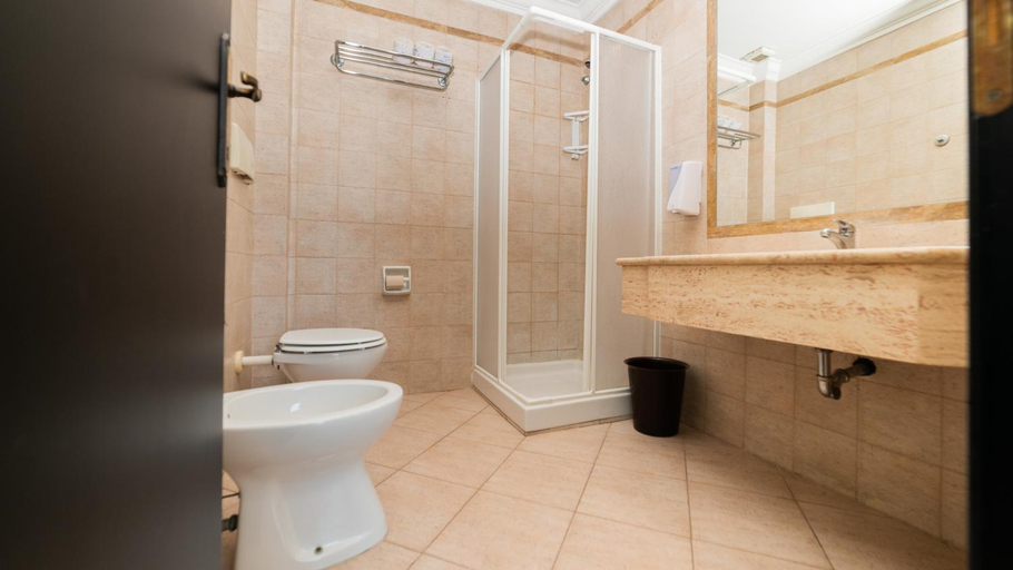 Bathroom 3, Hotel Center 3, Roma