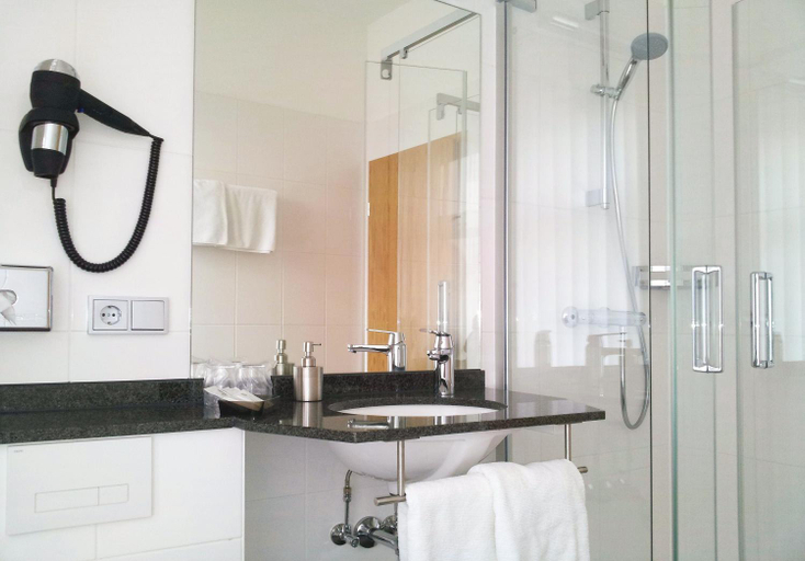 Bathroom 2, Hotel Burgas, Salzlandkreis