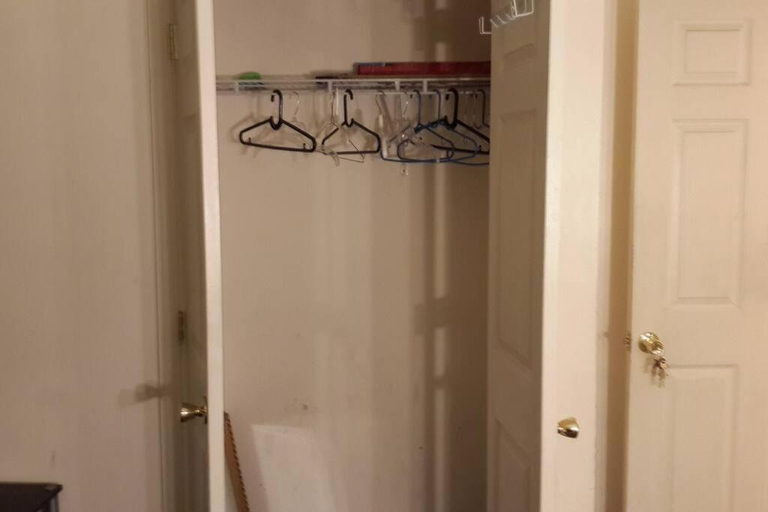 Others 4, Large 3-Bedrooms/2-Bath Apt, One Block to Train, New York