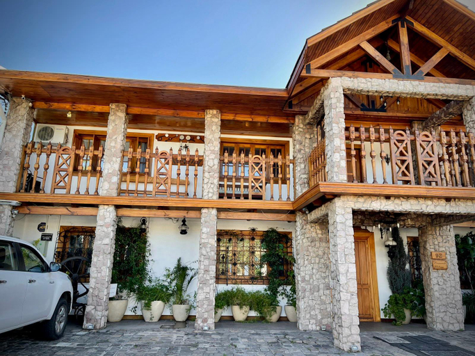Exterior & Views