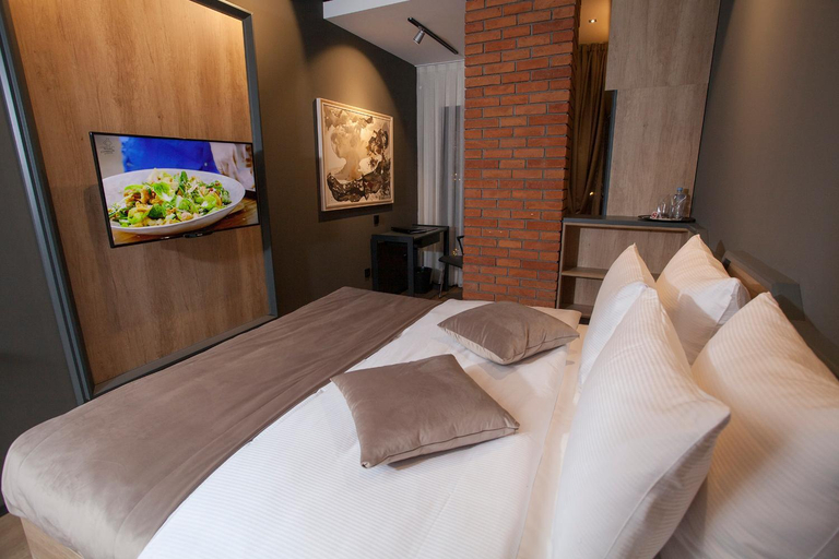 Others 5, Solun's Riverside Rooms