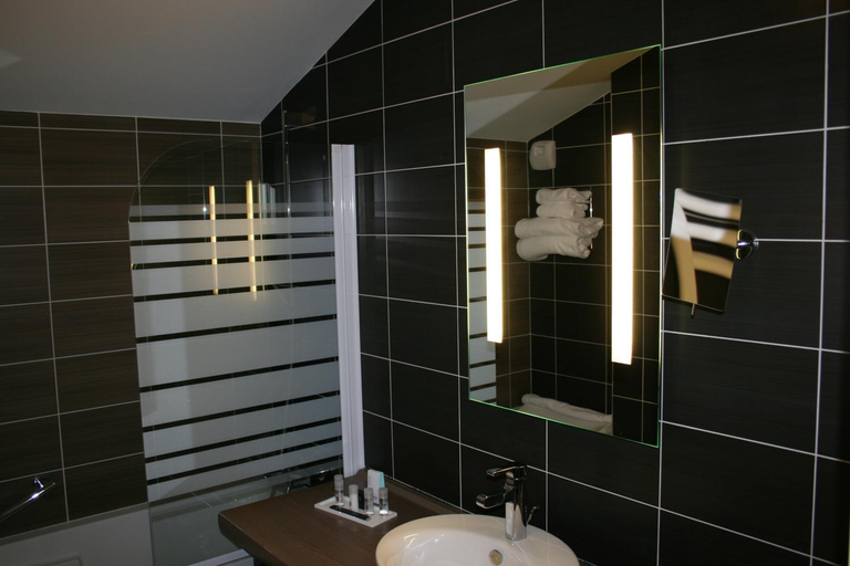 Bathroom 4, Thalasso Concarneau Spa Marin Resort, Finistère