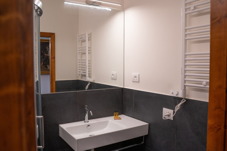 Bathroom 5, Residenza degli Speziali, Florence
