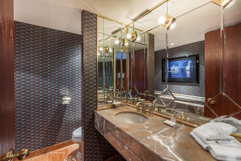 Bathroom 5, Le Concorde Hotel, Communauté-Urbaine-de-Québec