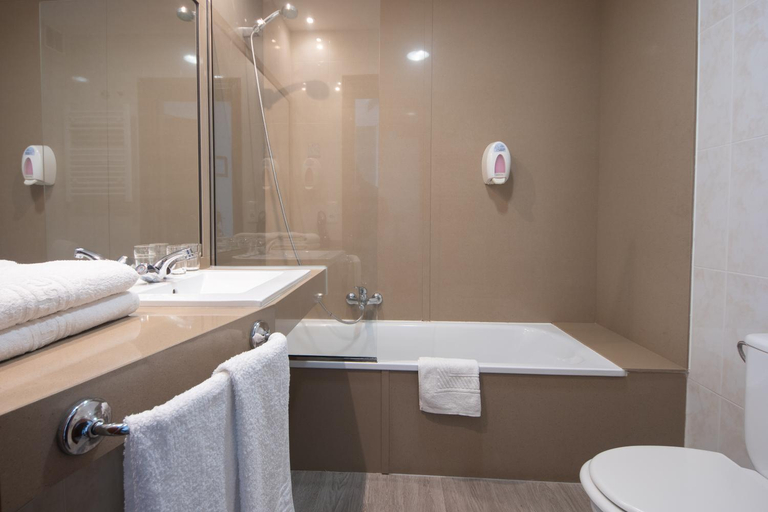 Bathroom 4, Hotel & Spa Carlos desde 1996, A Coruña