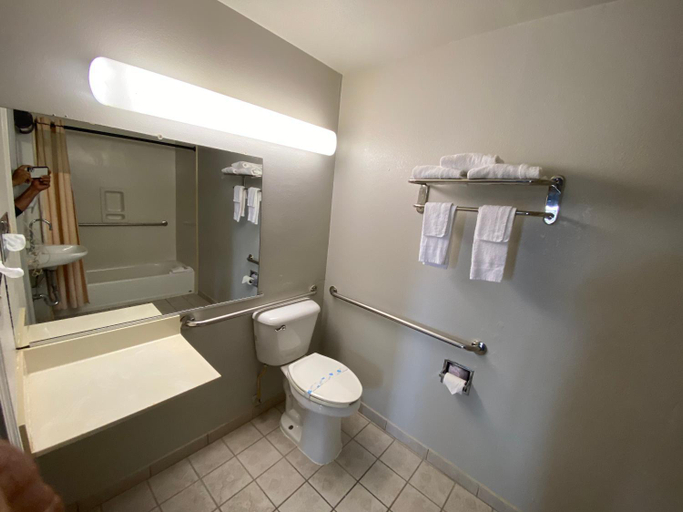 Bathroom 4, Budget Inn of Hayward, Alameda