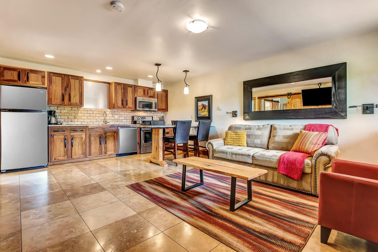 Others 3, Wall Street Suites, Deschutes