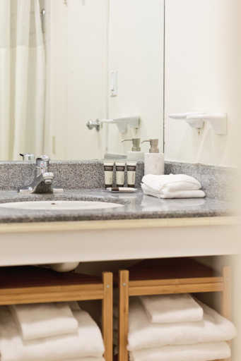 Bathroom 5, Stamford Suites, Fairfield
